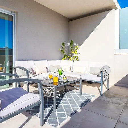 Luxury Penthouse Papic With Jacuzzi & The View Апартаменты *
