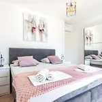 Luxury Penthouse Papic With Jacuzzi & The View Apartman